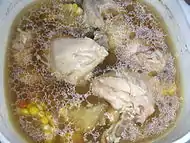 Sopa de frango no estilo do sul da China com cogumelos e pedaços de milho