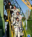 Em Baikonur, a tripulação despede-se da imprensa e da equipe de Terra antes de embarcar na nave.