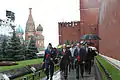 Antes do lançamento, a tripulação participa de cerimônia oficial na muralha do Kremlin, na Praça Vermelha, em Moscou.