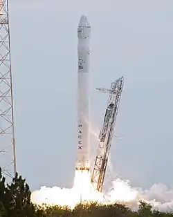 Um Falcon 9 v1.0 é lançado com uma nave não anexada Dragon spacecraft, 2012