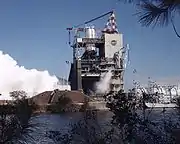 Motor do Ônibus espacial em teste no estande A-1.