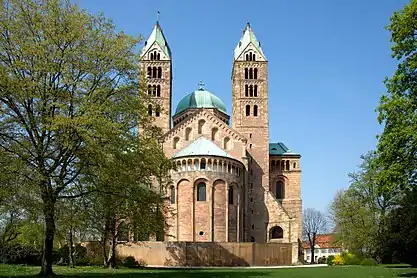 A Catedral de Speyer, Alemanha, vista do leste revela uma abside projetando-se do coro ladeada por torres e uma cúpula octogonal sobre o cruzeiro.