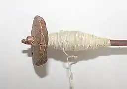 Fuso em madeira e fusaiola em osso