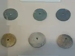 Fusaiolas em pedra (superior) e madeira (inferior), Yoshinogari, Saga, Japão