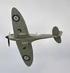 Supermarine Spitfire Mk IIA em voo no Kemble Air Day  (Inglaterra, Junho de 2008).