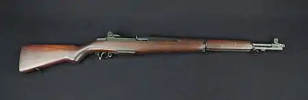 e seu principal concorrente, o M1 Garand.