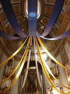 Vista do teto com o oratório decorado.