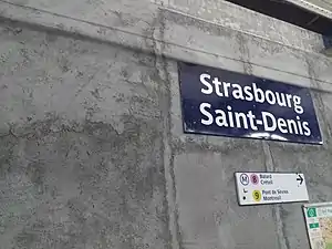 Uma placa nominativa da plataforma da linha 4, então em construção, em agosto de 2018.