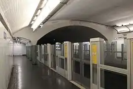 Plataforma La Défense, no lado da capela.