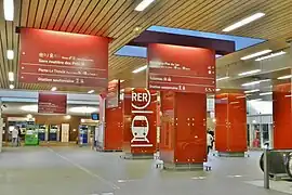 A salle des pas perdus na Estação de Saint-Quentin-en-Yvelines