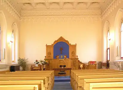 Interior e o púlpito central no lugar do altar-mor
