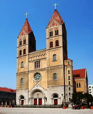 Catedral de São Miguel, Qingdao, China, 1931–34, no estilo românico alemão.