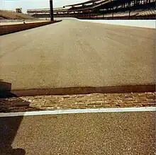 A linha de chegada do circuito oval, com a mítica faixa de tijolos, que faz jus ao apelido de The Brickyard - terreno dos tijolos