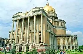 Vista lateral leste da Basílica, com vista para a praça