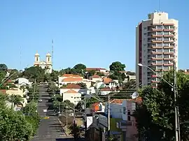 Rua Dom Pedro II, ao fundo Igreja Matriz.