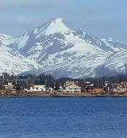 O pico montanhoso de Store Blåmann com 1044 m de altitude