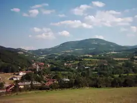 Le village de Stragari, avec vue sur le mont Ramaćski vis (metro)
