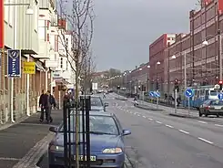 Rua Artillerigatan, com a velha fábrica da SKF à direita