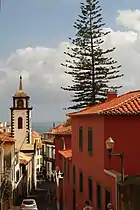 Calçada de Santa Clara com Igreja de São Pedro, ao fundo à esquerda, e Casa Museu Frederico de Freitas à direita