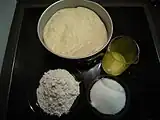 Massa mole, farinha, açúcar e manteiga derretida.