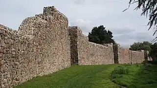 Muralhas defensivas com 36 torres do século XIII