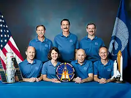 Atrás: Covey, Hoffman e AkersFrente: Bowersox, Thornton, Musgrave e Nicollier