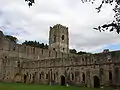 Exterior de Fountains Abbey, focada na torre