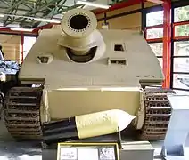 Um Sturmtiger em exposição no Deutsches Panzermuseum, juntamente com o projétil de seu canhão.