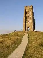 Localização de Glastonbury no mapa da Inglaterra (esq) e ruínas da Igreja de São Miguel, em Glastonbury Tor (dir).