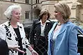 Svetlana cumprimenta Helene Hayman durante visita ao Parlamento do Reino Unido, 2008.