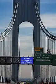 O luminoso dando as boas-vindas à Maratona na ponte Verazzano em 2021