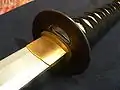 Tsuba em uma katana moderna.