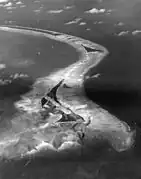 Vista aérea da ilha de Betio, no atol de Tarawa, antes da invasão americana. A foto foi tirada por um avião de reconhecimento em 18 de setembro de 1943.