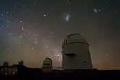 Domos de telescópios agrupados em La Silla.  Crédito: ESO/Y. Beletsky.