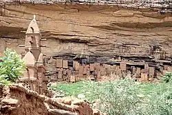 Habitações antigas de barro e uma mesquita de barro moderna no Mali