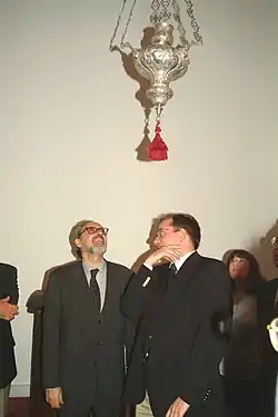 José António Falcão orientando uma visita do Ministro da Cultura, Pedro Roseta, ao Tesouro da Colegiada de Santiago, Santiago do Cacém (2006)