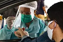 Teste para COVID-19 no formato 'drive-thru'.