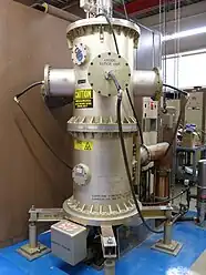 Um amplificador de potência 7835, que é usado na primeira etapa do LINAC.