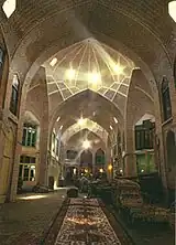 Uma rua do Bazar de Tabriz, especializado na venda de tapetes.