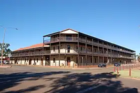 Vista do Esplanade Hotel em Port Hedland, do outro lado da Esplanade. Abril de 2012.