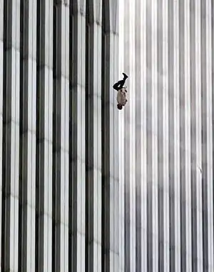 The Falling Man - um homem salta do World Trade Center para a morte, durante os ataques de 11 de setembro de 2001.