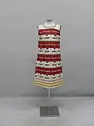 The Souper Dress, 1967, vestido de papel serigrafado baseado nas latas de sopa Campbell's de Warhol
