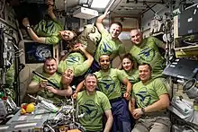 Os nove tripulantes finais da Expedição posam no módulo Zvezda.