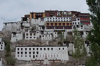 Vista frontal de parte do mosteiro