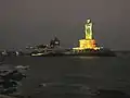 A estátua de Thiruvalluvar à noite