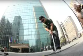 Jogador Tiago Yonamine jogando Golfe Urbano no primeiro campeonato de golfe urbano de São Paulo