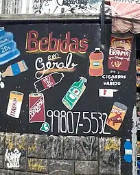 Letreiro de estabelecimento comercial com tipografia vernacular urbana.