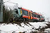 Esta é uma imagem do metrô ao lado esquerdo de um outro ângulo.