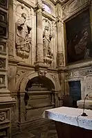 Capela de S. Teotónio (ao cimo, imagens de dois Evangelistas)