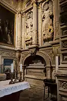 Capela de S. Teotónio (ao cimo, imagens de dois Evangelistas)